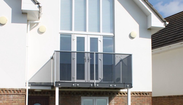 53Searoad, Sea Views,The Needles & The Isle of White, 3 bed, garden, beach, dogs
