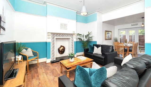 5BDR Stoke-on-Trent | Patio | Sleeps 10