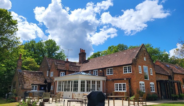 6 bed Farmhouse stay on organic farm & vineyard with pool - 25 mins from London