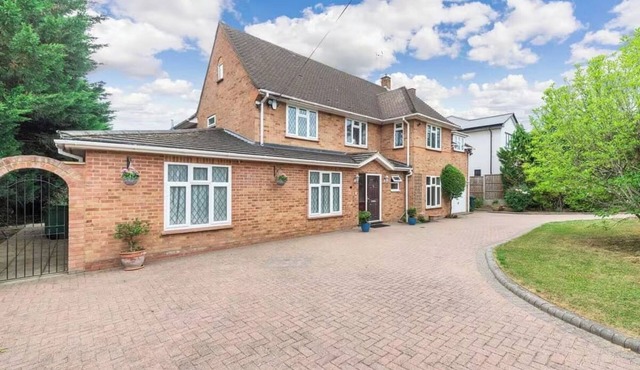 6 Bed House - Sleeps 11 - Pets - Garden - Parking