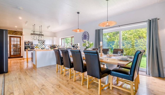 6 Bed in Hersham (oc-t29211)