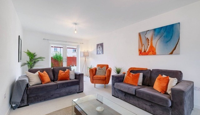 6 Bedroom 3.5 Bathroom House in Bicester Village