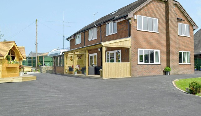 6 bedroom accommodation in Brown Edge, near Leek