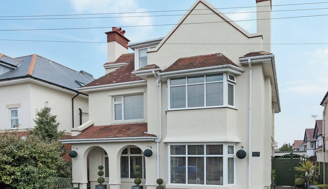6 bedroom accommodation in Bournemouth