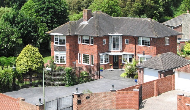 6 bedroom accommodation in Gosport