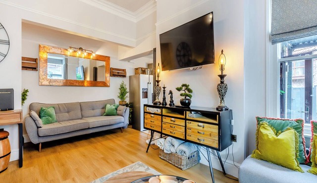 6 bedroom accommodation in York