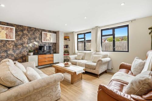 6-Bedroom Family Haven with Garden in Aylesbury
