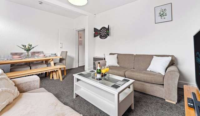6 Bedroom House in Warrington Centre Sleeps 12