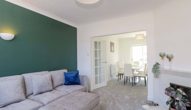6 Newbridge Gardens, Bath