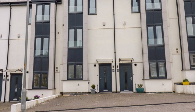 6 OCEAN HEIGHTS, pet friendly, country holiday cottage in Newquay