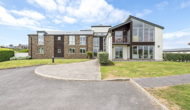 6 OCEAN'S EDGE, family friendly, with pool in Thurlestone