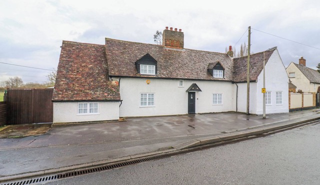 68 GREAT NORTH ROAD, pet friendly, with a garden in Eaton Socon
