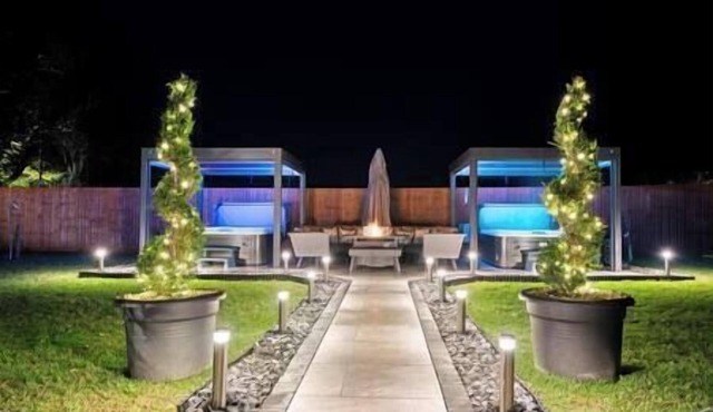 6BR | Luxury Cottage | 12-16 Guests | 2 Hot Tubs