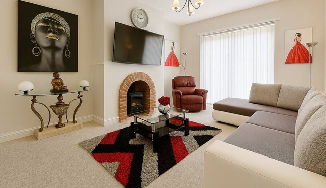 7 Bed Holiday Home+WiFi+free Private Parking.Closest to football Ground+Downtown