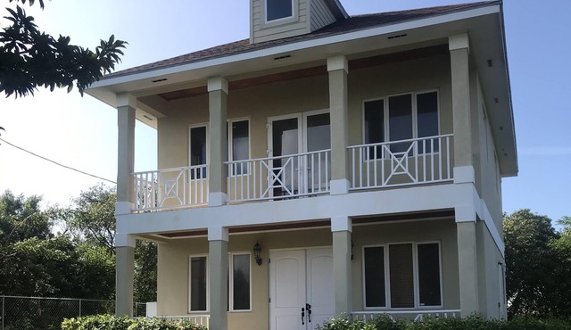 7 mins walk to beach. Very private cottage w/electric gate access. Ground floor