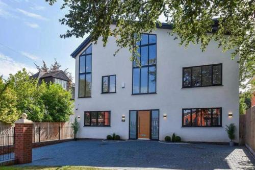 8 Bedroom House Sleeps 20 - Private Garden