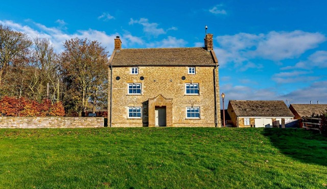 8 bedroom luxury holiday home in the Cotswolds with a hot tub - Stonewell Farmhouse