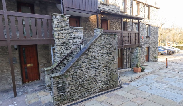 9 CAMDEN BUILDING, family friendly in Kendal
