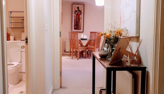 9 mins from the northern line station. 2 mins from 3 B/stops and local amenities
