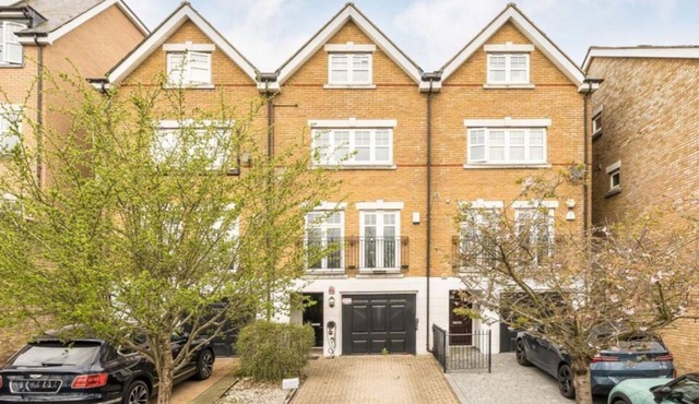 A 6 bedroom townhouse in Greater London, 25 minutes by train from London Bridge.