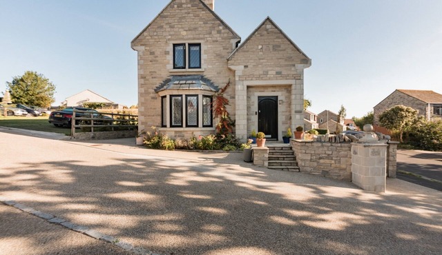 A beautifully furnished, stone cottage in Swanage with garden and parking.