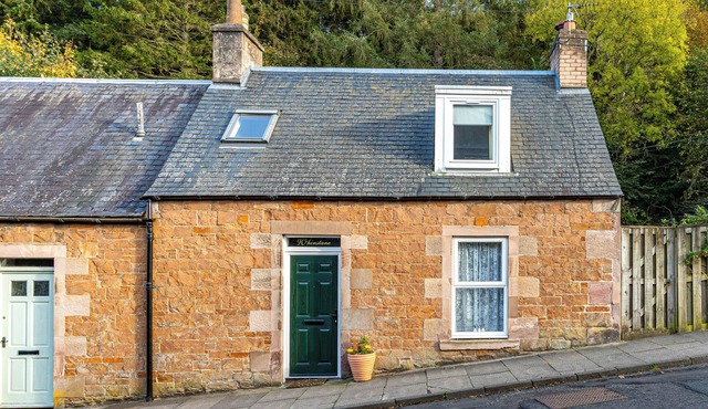 A charming 2 bed cottage in the heart of the popular borders village of Melrose.