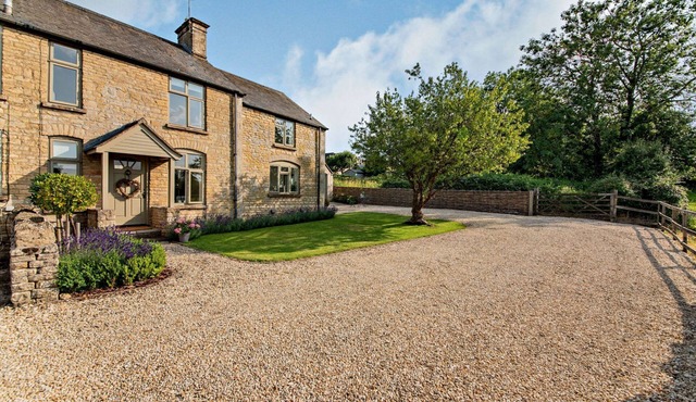 A charming 3 bedroom holiday cottage with private parking and delightful views - 2 Orchard Cottages