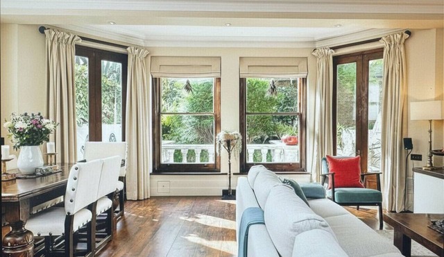A Chelsea Retreat - 2 BR with Garden and Parking