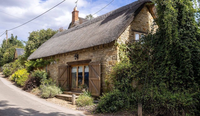 A delightful dog friendly thatched holiday cottage - The Barn by the Ford