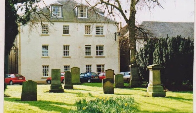 A light & spacious flat, overlooking ruins of Kelso Abbey, close to town centre.