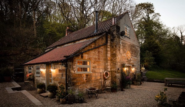 A luxury country cottage by the sea, 5 ensuite bedrooms, walkable to the harbour