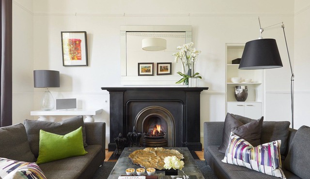 A luxury, spacious self-catering Edinburgh Townhouse with on-site parking and a south-facing garden.