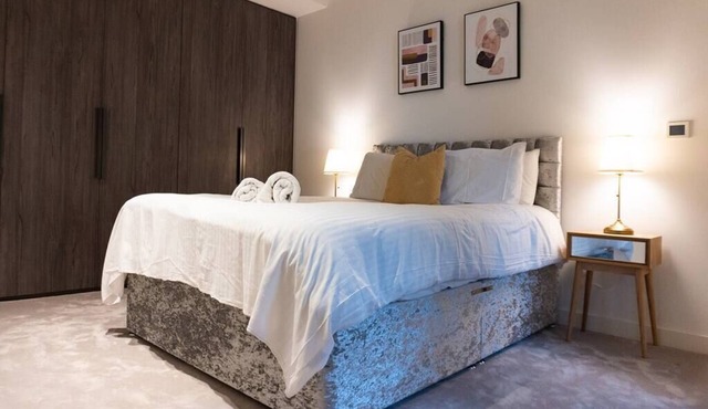 A modern and stylish apartment with balcony in the centre of Canary Wharf.