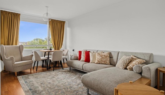 A modern, comfortable flat in West London near Kew Gardens