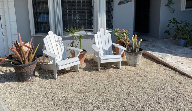 A quaint 2 bedroom cottage minutes from the beach and Port Lucaya.