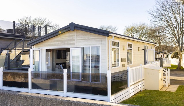 A relaxing coastal lodge with uninterrupted views across to the Isle of Wight and The Needles.