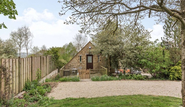 A stylish dog friendly holiday cottage in the Cotswolds - Rainbow Barns