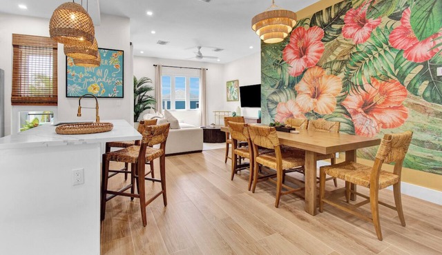 A vibrant, colorful, tropical retreat condo, 2 min drive to the beach, pool
