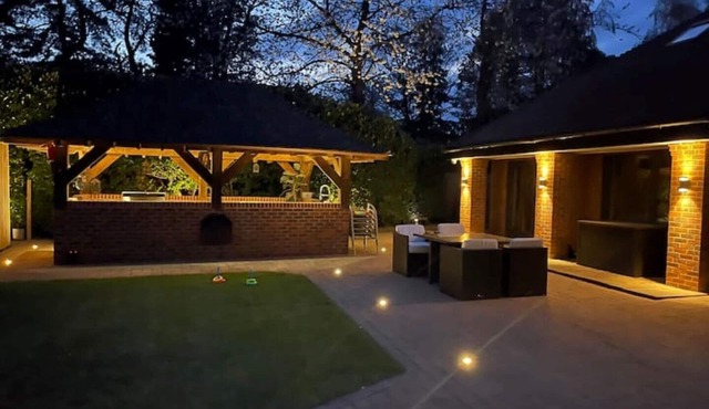 A Warm Welcoming Cosy Bungalow, 10 mins to Windsor
