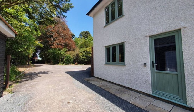 A well appointed apartment in a peaceful setting. Close to beaches & the forest