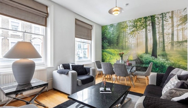 AC + Patio Mini Castle By Oxford Circus 4BR 2.5Bth