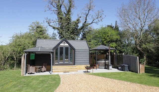 ACORN LODGE AT BRIDGE LAKE FARM & FISHERY, romantic in Chacombe
