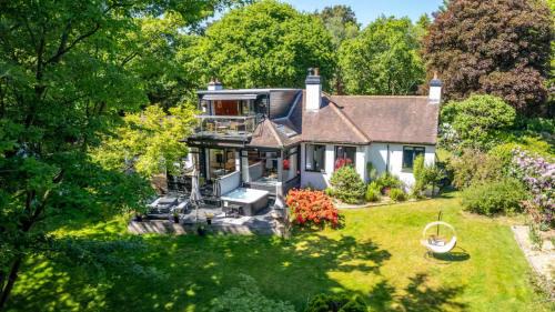 Acorn Lodge · Luxury Retreat In a Stunning Oasis With Hot Tub - Pass the Keys