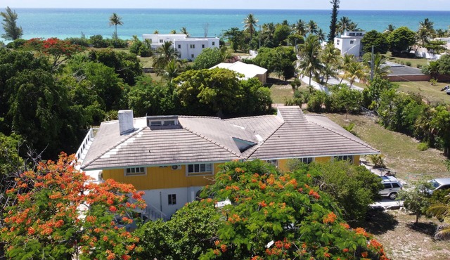Adorable 2 bedroom suite - 200 steps to beach, car available