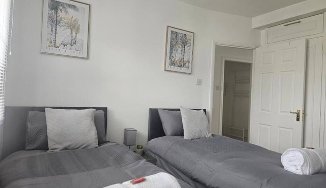 Affordable Stylish Fully Furnished 2 Bedroom Apartment,sleeps upto 6 people