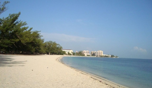 Affordable Tropical Townhouse, 7 Mins Walk to Beach