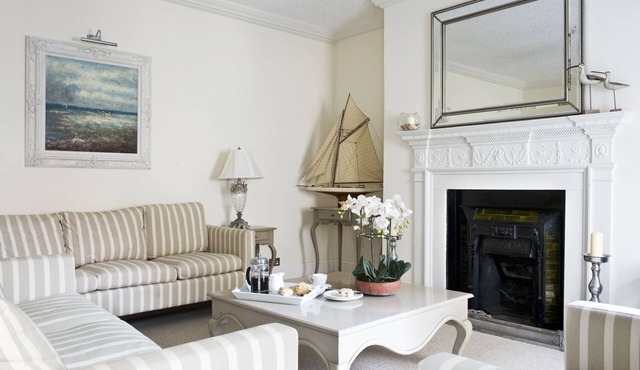 ALBANY HOUSE, WHITBY, family friendly, with a garden in Whitby