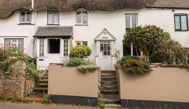 ALEXANDER'S COTTAGE, pet friendly, with a garden in Frogmore