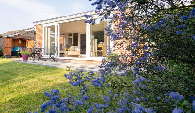 'Allseasons', centrally located in Mudeford and pet friendly