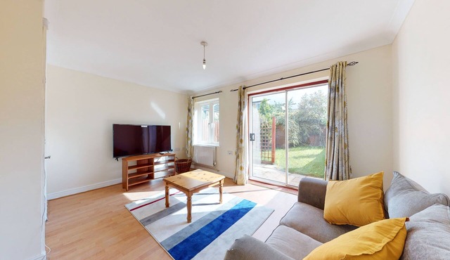 Amazing 2 Bed House w/Private Parking & Private Garden